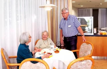 Offene Begegnung am Kaffeetisch im Altenzentrum Korntal