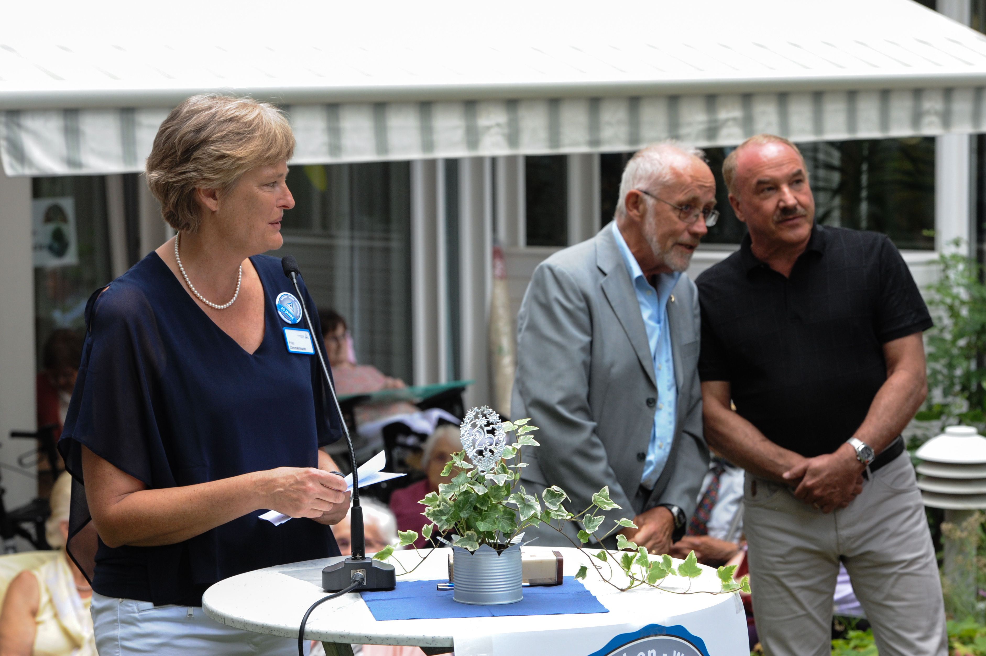 Esther Zimmermann begrüßt die Festtagsgäste